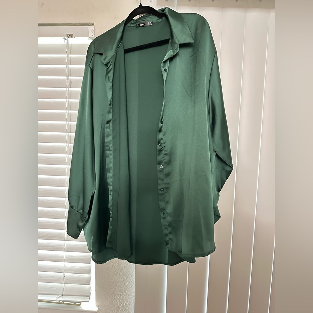 PLUS SATIN SHIRT & SPLIT HEM PANTS TWO-PIECE size 22 (boohoo brand)